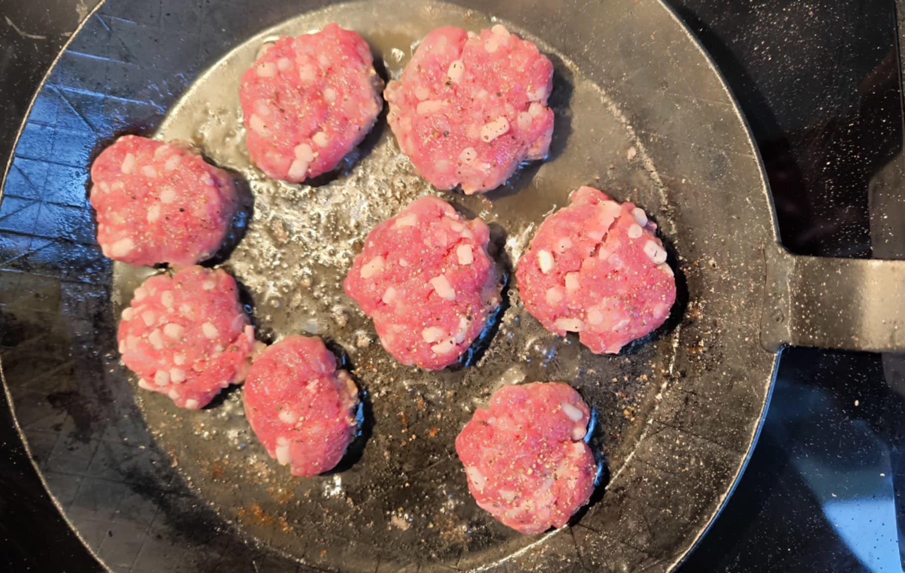 Patelnia kuta czy żeliwna - co lepsze na domowego steka